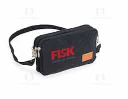 Bolsa de ombro em nylon resistente à água, com três compartimentos, alça regulável e etiqueta com espaço para personalização em couro sintético. Executando o papel de ser um bolso extra para guardar e encontrar rapidamente os acessórios do dia a dia.