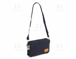 Bolsa de ombro em nylon resistente à água, com três compartimentos, alça regulável e etiqueta com espaço para personalização em couro sintético. Executando o papel de ser um bolso extra para guardar e encontrar rapidamente os acessórios do dia a dia.