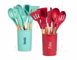 O kit ideal para uma cozinha moderna, projetado para preservar e prolongar a vida das suas panelas! Composto por 12 peças essenciais, este kit é feito em silicone com pegadores de bambu, proporcionando um visual sofisticado. Resistente a temperaturas extremas (-30ºC a 230ºC) e fácil de higienizar, ele é totalmente seguro para suas panelas, pois o silicone não risca nem agride o teflon. O kit inclui: colher escumadeira, colher funda, colher rasa, colher vazada, concha, espátula, espátula de pão, espátula vazada, fouet, pegador e pincel, todos organizados em um suporte plástico. Ecológico e atóxico, nosso kit é cuidadosamente projetado para uso com alimentos, sendo livre de BPA.