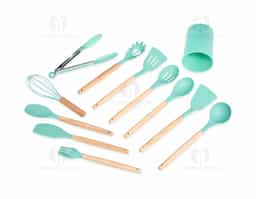 O kit ideal para uma cozinha moderna, projetado para preservar e prolongar a vida das suas panelas! Composto por 12 peças essenciais, este kit é feito em silicone com pegadores de bambu, proporcionando um visual sofisticado. Resistente a temperaturas extremas (-30ºC a 230ºC) e fácil de higienizar, ele é totalmente seguro para suas panelas, pois o silicone não risca nem agride o teflon. O kit inclui: colher escumadeira, colher funda, colher rasa, colher vazada, concha, espátula, espátula de pão, espátula vazada, fouet, pegador e pincel, todos organizados em um suporte plástico. Ecológico e atóxico, nosso kit é cuidadosamente projetado para uso com alimentos, sendo livre de BPA.