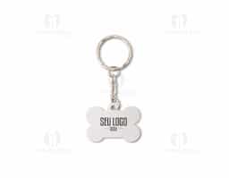 Chaveiro metálico fosco em formato de osso, com acabamento liso em ambas as faces. Seu design simples e elegante o torna uma opção discreta e versátil para organizar chaves ou como acessório. A textura fosca confere um toque sofisticado, ideal para quem busca praticidade e estilo em um item do dia a dia. Compacto e leve, é fácil de transportar e combina com diferentes estilos pessoais.
