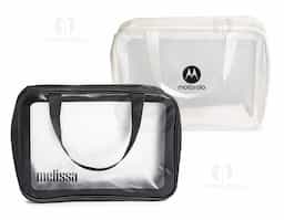 Nécessaire confeccionada em PVC e PU, materiais resistentes à água, ideal para proteger seus itens. Possui duas alças laterais, proporcionando praticidade no transporte. Com um design funcional, é perfeita para organizar produtos de higiene, maquiagem ou acessórios, garantindo segurança e versatilidade em qualquer ocasião.