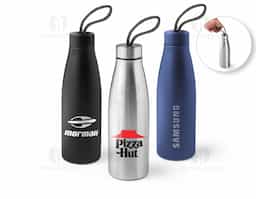 Squeeze em aço inox (90% reciclado), de parede simples. Tampa em aço inox com pega num padrão suave, para fácil transporte. Capacidade até 710 mL. Fornecida em caixa presente kraft. Certificação EU Food Grade. ø70 x 232 mm
