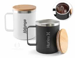 Copo de viagem em aço inox (90% reciclado), térmico com parede dupla isolada a vácuo e tampa em bambu. Capacidade até 420 mL. Fornecido em caixa presente de papel kraft. Certificação EU Food Grade. A cor e o resultado da impressão nos materiais naturais pode variar entre produtos. ø88 x 112 mm