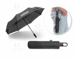Guarda-chuva de 23'' em poliéster 100% reciclado pongee 190T, com varetas em fibra de vidro, haste metálica e pega em ABS 35% reciclado. O guarda-chuva, dobrável em 3 seções, tem abertura e fecho automático e é à prova de vento.