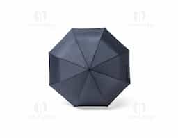 Guarda-chuva de 23'' em poliéster 100% reciclado pongee 190T, com varetas em fibra de vidro, haste metálica e pega em ABS 35% reciclado. O guarda-chuva, dobrável em 3 seções, tem abertura e fecho automático e é à prova de vento.