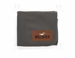 Manta em tecido polar, 100% poliéster reciclado (100% rPET), com área para personalização em microfibra. Fornecido em saco de tecidos 100% reciclado (70% algodão reciclado e 30% poliéster reciclado), com gramagem de 140 g/m². 1600 x 1200 mm | Saco: 400 x 320 mm