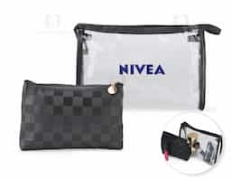 O kit nécessaire é composto por duas peças, confeccionadas em materiais de alta qualidade, PU e PVC. Com design prático e funcional, oferece espaço ideal para organizar itens de higiene pessoal, maquiagem ou acessórios. A combinação de materiais garante durabilidade e facilidade de limpeza, tornando-o uma escolha versátil para o dia a dia ou viagens. Compacto e leve, é perfeito para quem busca praticidade sem abrir mão do estilo.