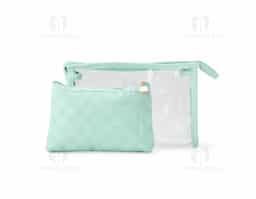 O kit nécessaire é composto por duas peças, confeccionadas em materiais de alta qualidade, PU e PVC. Com design prático e funcional, oferece espaço ideal para organizar itens de higiene pessoal, maquiagem ou acessórios. A combinação de materiais garante durabilidade e facilidade de limpeza, tornando-o uma escolha versátil para o dia a dia ou viagens. Compacto e leve, é perfeito para quem busca praticidade sem abrir mão do estilo.