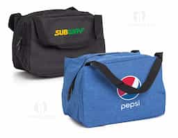 Bolsa térmica confeccionada em nylon, com capacidade de 8 litros, ideal para o transporte de alimentos e bebidas no dia a dia. Leve e funcional, auxilia na conservação da temperatura por mais tempo. Possui alça de mão em nylon que proporciona praticidade e conforto no transporte, tornando o produto versátil para diferentes ocasiões.