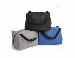 Bolsa térmica confeccionada em nylon, com capacidade de 8 litros, ideal para o transporte de alimentos e bebidas no dia a dia. Leve e funcional, auxilia na conservação da temperatura por mais tempo. Possui alça de mão em nylon que proporciona praticidade e conforto no transporte, tornando o produto versátil para diferentes ocasiões.