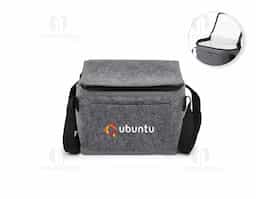 Bolsa térmica confeccionada em feltro, material que confere visual diferenciado e toque agradável, ideal para quem busca um item funcional com estética moderna. Possui capacidade de 6 litros e revestimento térmico interno, que auxilia na conservação da temperatura de alimentos e bebidas no uso diário. Conta com bolso frontal funcional para itens de apoio e alças para as mãos, garantindo praticidade no transporte. Um brinde corporativo compacto, útil e bem-acabado, pensado para uso recorrente e para agregar valor percebido à marca.