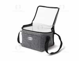 Bolsa térmica confeccionada em feltro, material que confere visual diferenciado e toque agradável, ideal para quem busca um item funcional com estética moderna. Possui capacidade de 6 litros e revestimento térmico interno, que auxilia na conservação da temperatura de alimentos e bebidas no uso diário. Conta com bolso frontal funcional para itens de apoio e alças para as mãos, garantindo praticidade no transporte. Um brinde corporativo compacto, útil e bem-acabado, pensado para uso recorrente e para agregar valor percebido à marca.