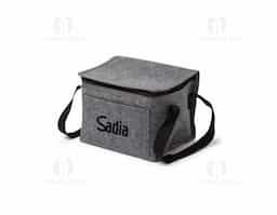 Bolsa térmica confeccionada em feltro, material que confere visual diferenciado e toque agradável, ideal para quem busca um item funcional com estética moderna. Possui capacidade de 6 litros e revestimento térmico interno, que auxilia na conservação da temperatura de alimentos e bebidas no uso diário. Conta com bolso frontal funcional para itens de apoio e alças para as mãos, garantindo praticidade no transporte. Um brinde corporativo compacto, útil e bem-acabado, pensado para uso recorrente e para agregar valor percebido à marca.