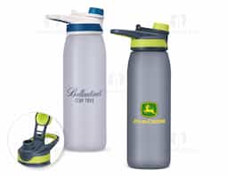 Squeeze de plástico com capacidade de 900 ml, ideal para hidratação em atividades diárias. Possui tampa rosqueável que garante vedação, além de uma tampa protetora para o bocal, mantendo-o limpo. Acompanha alça para transporte, facilitando o uso em caminhadas, esportes ou no dia a dia. Prático e funcional, é uma ótima opção para quem busca conforto e conveniência.