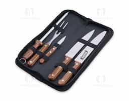 O kit perfeito para os verdadeiros amantes de churrasco! Composto por 5 peças em inox com cabos de madeira, nosso kit inclui três facas, sendo de 7”, 6” e 3” polegadas, além de um garfo e uma chaira, todos acomodados em um prático estojo de nylon, ideal para transportar facilmente para qualquer lugar.