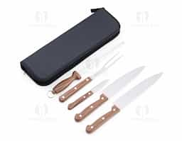O kit perfeito para os verdadeiros amantes de churrasco! Composto por 5 peças em inox com cabos de madeira, nosso kit inclui três facas, sendo de 7”, 6” e 3” polegadas, além de um garfo e uma chaira, todos acomodados em um prático estojo de nylon, ideal para transportar facilmente para qualquer lugar.