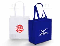 Durável e sustentável, a sacola de TNT é a alternativa ideal para substituir sacolas descartáveis. Produzida em TNT de 116g/m² com costura termo selada e ampla profundidade, ela é resistente à água e projetada para suportar o uso diário.