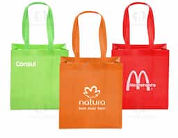 Durável e sustentável, a sacola de TNT é a alternativa ideal para substituir sacolas descartáveis. Produzida em TNT de 116g/m² com costura termo selada e ampla profundidade, ela é resistente à água e projetada para suportar o uso diário.