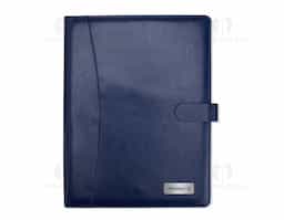 Organização impecável com estilo profissional. Nossa pasta executiva, feita em couro sintético de alta qualidade, acompanha um bloco de aproximadamente 20 folhas pautadas removíveis para anotações, suporte para caneta, bolsos para organizar folhas ou documentos, suporte para cartões, incluindo um com visor de identificação. Além disso, possui fechamento magnético, unindo praticidade e elegância em um único produto.