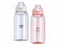 Squeeze plástico com capacidade de 1L. Possui tampa rosqueável com protetor para bocal, botão de acionamento com trava de segurança e alça para transporte acoplado.
