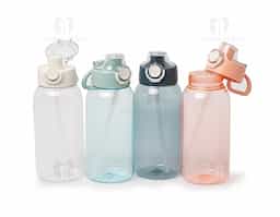 Squeeze plástico com capacidade de 1L. Possui tampa rosqueável com protetor para bocal, botão de acionamento com trava de segurança e alça para transporte acoplado.
