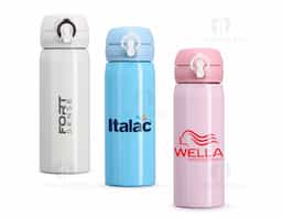 Garrafa 500ml em inox com botão e válvula para abertura. Possui um sistema de trava (basta mover para cima/baixo para abrir/fechar) pressione o botão central para abrir a tampa.