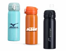 Garrafa 500ml em inox com botão e válvula para abertura. Possui um sistema de trava (basta mover para cima/baixo para abrir/fechar) pressione o botão central para abrir a tampa.
