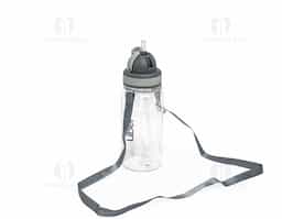 Hidratação segura, saudável e prática. Com 420ml de capacidade, nosso squeeze plástico vem com uma tampa protetora que protege o canudo de bactérias e germes. Um simples movimento é suficiente para acessar o canudo de silicone. Além disso, a alça é ajustável para proporcionar mais conforto na hora de carregar o squeeze.