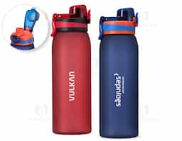 Squeeze plástico com capacidade de 900ml. Possui tampa rosqueável com tampa protetora para bocal, trava de segurança com botão de acionamento e alça para transporte. Pintura fosca.
