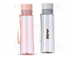 Garrafa de 780 ml, ideal para diversas atividades. Possui tampa rosqueável com bocal, garantindo um fechamento seguro. Acompanha tampa protetora que evita contaminações e alça em nylon, facilitando o transporte. Seu design funcional a torna prática para o dia a dia, seja em passeios, academia ou no trabalho.