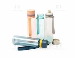Garrafa de 780 ml, ideal para diversas atividades. Possui tampa rosqueável com bocal, garantindo um fechamento seguro. Acompanha tampa protetora que evita contaminações e alça em nylon, facilitando o transporte. Seu design funcional a torna prática para o dia a dia, seja em passeios, academia ou no trabalho.