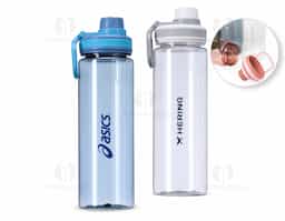 Garrafa plástica de 750 ml, projetada para uso prático e diário. Conta com tampa rosqueável e bocal, assegurando um fechamento seguro. Inclui uma tampa protetora para evitar contaminações e uma alça que facilita o transporte. Ideal para levar em atividades ao ar livre, academia ou no dia a dia, combinando funcionalidade e conveniência.
