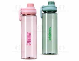 Garrafa plástica de 750 ml, projetada para uso prático e diário. Conta com tampa rosqueável e bocal, assegurando um fechamento seguro. Inclui uma tampa protetora para evitar contaminações e uma alça que facilita o transporte. Ideal para levar em atividades ao ar livre, academia ou no dia a dia, combinando funcionalidade e conveniência.
