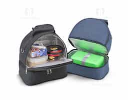 Bolsa térmica dupla confeccionada em nylon, projetada para oferecer organização e eficiência térmica no uso diário. Possui capacidade total de 9 litros, distribuída em dois compartimentos térmicos isolados, permitindo separar alimentos e bebidas de forma prática e funcional. Conta com bolso traseiro com fechamento em zíper, ideal para itens pessoais ou de apoio. Dispõe de alça de mão para transporte rápido e alça para as costas, garantindo conforto em deslocamentos mais longos. Um brinde corporativo versátil, bem estruturado e pensado para rotinas ativas, que entrega utilidade real e presença constante no dia a dia.