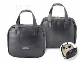 Organização e elegância em um só acessório! Nossa nécessaire em couro sintético com zíper é a escolha perfeita para quem busca praticidade no dia a dia. Com 8 bolsos, divisórias internas, duas alças de mão e uma área personalizada para a marca do seu cliente, ela oferece tudo o que é necessário para uma rotina eficiente e com estil