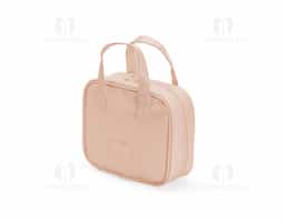 Organização e elegância em um só acessório! Nossa nécessaire em couro sintético com zíper é a escolha perfeita para quem busca praticidade no dia a dia. Com 8 bolsos, divisórias internas, duas alças de mão e uma área personalizada para a marca do seu cliente, ela oferece tudo o que é necessário para uma rotina eficiente e com estil