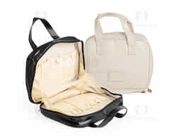 Organização e elegância em um só acessório! Nossa nécessaire em couro sintético com zíper é a escolha perfeita para quem busca praticidade no dia a dia. Com 8 bolsos, divisórias internas, duas alças de mão e uma área personalizada para a marca do seu cliente, ela oferece tudo o que é necessário para uma rotina eficiente e com estil