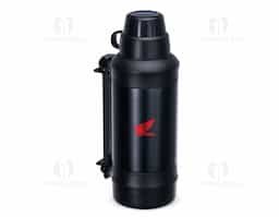 A garrafa perfeita para quem adora café! Com capacidade de 1250ml, feita em aço inox SUS 304, com parede dupla, ela torna qualquer rotina mais prática e dinâmica. O cordão de nylon com detalhe em couro sintético é ajustável e removível, permitindo carregá-la na transversal, garantindo mobilidade e estilo. Sua alça é flexível ao toque, oferecendo mais conforto ao segurar, e a tampa plástica pode ser usada como caneca, trazendo ainda mais versatilidade. Além disso, a abertura de fácil acionamento facilita o uso. Tudo o que um verdadeiro amante de café precisa!
