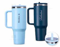 Caneca térmica com capacidade de 1,2 litros em inox 304 com parede dupla. Possui tampa acrílica rosqueável e bico flexível integrado para uso com o canudo. Conta com um prático pegador de plástico e acompanha canudo.