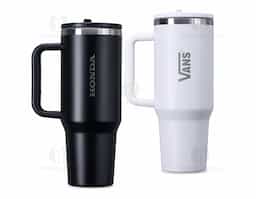 Caneca térmica com capacidade de 1,2 litros em inox 304 com parede dupla. Possui tampa acrílica rosqueável e bico flexível integrado para uso com o canudo. Conta com um prático pegador de plástico e acompanha canudo.