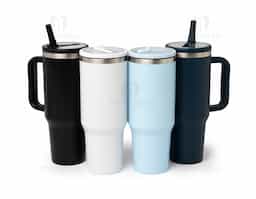 Caneca térmica com capacidade de 1,2 litros em inox 304 com parede dupla. Possui tampa acrílica rosqueável e bico flexível integrado para uso com o canudo. Conta com um prático pegador de plástico e acompanha canudo.