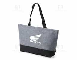 Bolsa térmica de 17 litros confeccionada em feltro, com revestimento interno térmico de PEVA atóxico, antivazamento e ainda possui alças de mão para transportá-la para qualquer lugar.