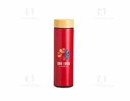 A garrafa térmica de 450 ml é feita em inox e possui parede dupla, garantindo excelente isolamento térmico. Inclui um infusor, ideal para chás ou frutas, e uma tampa rosqueável que conta com um elegante detalhe em madeira. Seu design combina funcionalidade e estética, tornando-a uma escolha prática para manter suas bebidas na temperatura desejada.