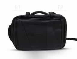 A mochila em couro sintético é uma opção durável e estilosa, ideal para o uso diário. Com um design moderno, oferece compartimentos espaçosos para organização de objetos pessoais, como laptops, livros e acessórios. O material sintético é resistente à água e fácil de limpar, garantindo praticidade no dia a dia. Além disso, as alças ajustáveis proporcionam conforto ao transportar, tornando-a perfeita para o trabalho, estudo ou lazer.