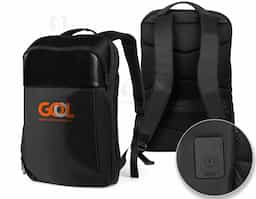 Mochila de 23 litros premium em poliéster impermeável com dois compartimentos, sendo um deles para notebook 15,6 e tablet 10,5. Com divisórias internas para documentos, a mochila possui adaptador USB externo, área costada e alças para as costas com revestimento espumado e alça de engate paa malas de viagem.