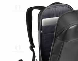 Mochila de 23 litros premium em poliéster impermeável com dois compartimentos, sendo um deles para notebook 15,6 e tablet 10,5. Com divisórias internas para documentos, a mochila possui adaptador USB externo, área costada e alças para as costas com revestimento espumado e alça de engate paa malas de viagem.