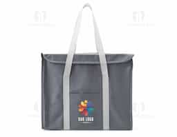 A Bolsa Térmica de 34 litros, feita de nylon resistente, permite levar petiscos, lanches e bebidas de forma prática e segura, mantendo tudo fresquinho por mais tempo nos passeios. Conta com bolso frontal para utensílios, zíperes laterais, fechamento frontal com velcro e duas alças para facilitar o transporte. É a escolha perfeita para quem valoriza eficiência e segurança durante as refeições.