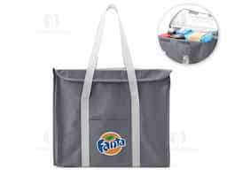 A Bolsa Térmica de 34 litros, feita de nylon resistente, permite levar petiscos, lanches e bebidas de forma prática e segura, mantendo tudo fresquinho por mais tempo nos passeios. Conta com bolso frontal para utensílios, zíperes laterais, fechamento frontal com velcro e duas alças para facilitar o transporte. É a escolha perfeita para quem valoriza eficiência e segurança durante as refeições.