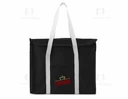 A Bolsa Térmica de 34 litros, feita de nylon resistente, permite levar petiscos, lanches e bebidas de forma prática e segura, mantendo tudo fresquinho por mais tempo nos passeios. Conta com bolso frontal para utensílios, zíperes laterais, fechamento frontal com velcro e duas alças para facilitar o transporte. É a escolha perfeita para quem valoriza eficiência e segurança durante as refeições.